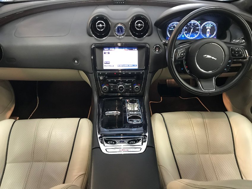 View JAGUAR XJ 3.0D V6 275 SWB Auto Start-Stop Portfolio