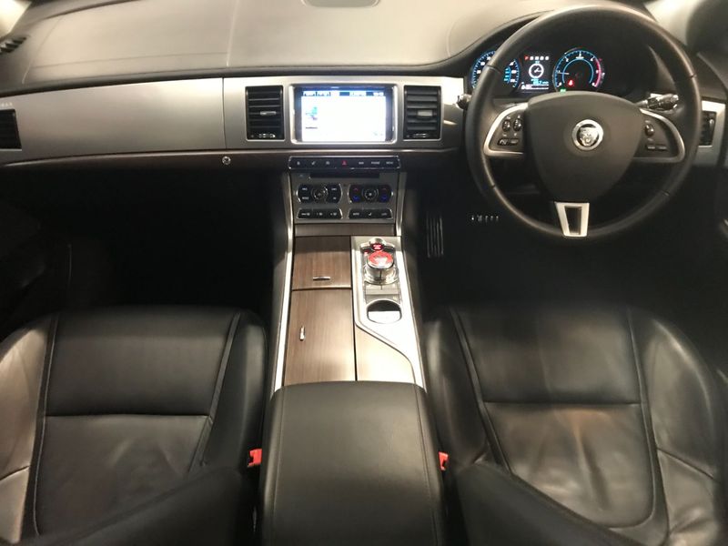 View JAGUAR XF D LUXURY