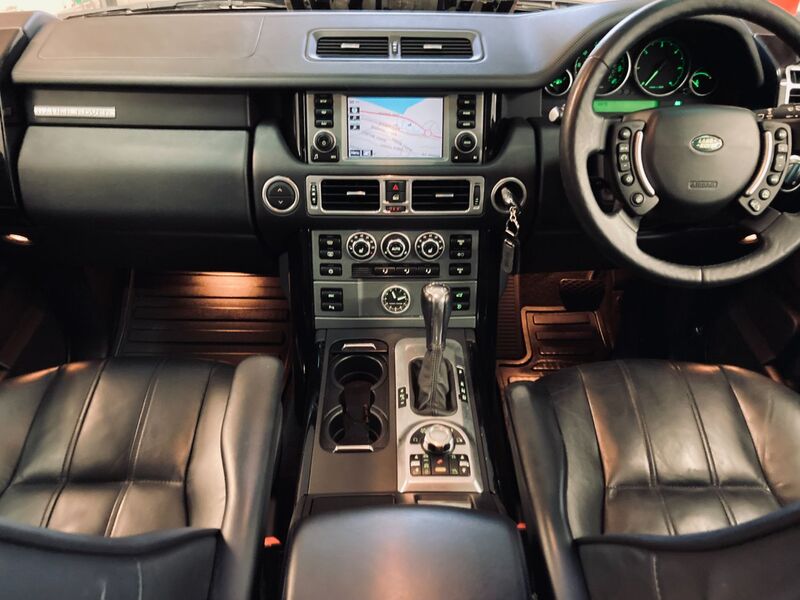 View LAND ROVER RANGE ROVER TDV8 VOGUE