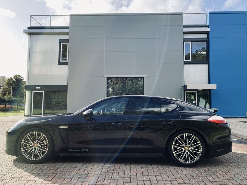 PORSCHE PANAMERA