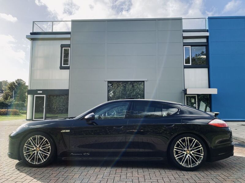 PORSCHE PANAMERA